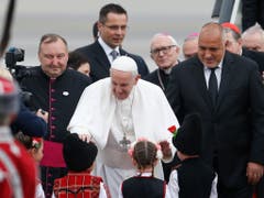 Papst Franziskus wird bei seiner Ankunft am Flughafen Sofia von Ministerpräsident Boyko Borisev und Kinder in traditionellen Trachten empfangen. (Bild: KEYSTONE/AP/DARKO VOJINOVIC)
