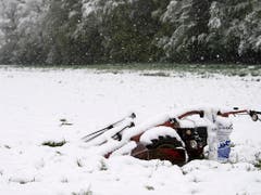 Nichts mit Mähen: Schneebedeckte Landmaschine in Kirchdorf BE. (Bild: KEYSTONE/PETER SCHNEIDER)