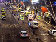 Grossaufgebot von Kranken- und Polizeiautos nach dem Brandunglück am Moskauer Flughafen Scheremetjewo. (Bild: KEYSTONE/AP/ALEXANDER ZEMLIANICHENKO)