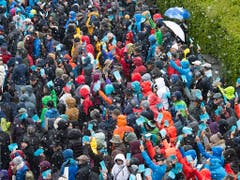 Das Handmehr entscheidet: Abstimmung an der Landsgemeindein Glarus. (Bild: KEYSTONE/GIAN EHRENZELLER)