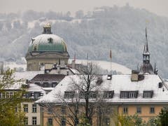 Historische Schneemenge im Mai: Bern mit der Bundeshauskuppel am Sonntagmorgen. (Bild: KEYSTONE/ALESSANDRO DELLA VALLE)