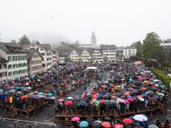Leere Ränge: Das schlechte Wetter hielt etliche Stimmberechtigte vom Gang an die Landsgemeinde in Glarus ab. (Bild: KEYSTONE/GIAN EHRENZELLER)