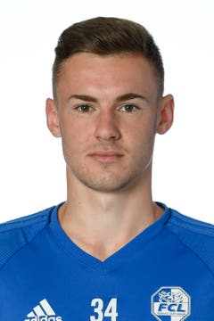 Silvan Sidler, Linker Verteidiger, 3: Sehr unglückliche Aktion vor dem 0:1. Zunächst vertändelt er an der Mittellinie den Ball und macht danach vor dem Strafraum ein Foul - der Freistoss führt zum Gegentor. In der Folge ist er verunsichert. (Bild: Urs Lindt/freshfocus, Luzern, 13. Juli 2018)