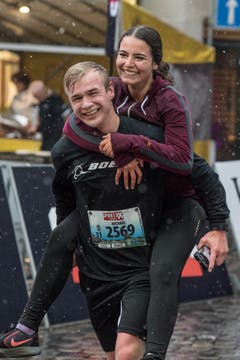 Jubel nach dem Zieleinlauf am Luzerner Stadtlauf.. (Bild: Roger Zbinden, 4. Mai 2019)