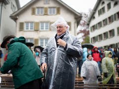 Gut gerüstet gegen die Unbilden des Wetter: BDP-Präsident und Nationalrat Martin Landolt an der Landsgemeinde. (Bild: KEYSTONE/GIAN EHRENZELLER)
