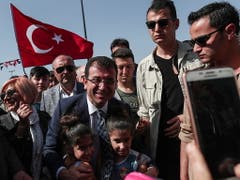 Bei der Wahl vom 31. März war Ekrem Imamoglu (Mitte) von der oppositionellen Mitte-Links-Partei CHP zum neuen Bürgermeister gewählt worden. Dieses Amt könnte ihm nun wieder entzogen werden. (Bild: KEYSTONE/EPA/SEDAT SUNA)