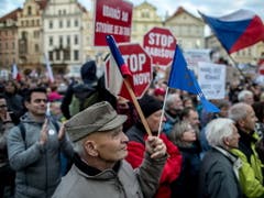 In Tschechien sind am Montagabend erneut Tausende Menschen auf die Strasse gegangen. Sie demonstrieren gegen den Premierminister Andrej Babis. (Bild: KEYSTONE/EPA/MARTIN DIVISEK)