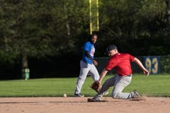 Der Kanadier Julien Miron (rechts) und Franklin Chaves aus der Dominikanischen Republik beim Infield Training. Bild: Boris Bürgisser (Luzern, 25. April 2019)