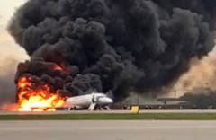 Bei der Notlandung einer russischen Passagiermaschine auf dem Moskauer Flughafen Scheremetjewo sind am Sonntag 41 Menschen ums Leben gekommen. (Bild: KEYSTONE/EPA SLEDCOM.RU/RUSSIAN INVESTIGATIVE COMMITTEE / HANDOUT)