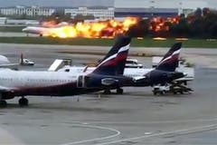 Mehrere Menschen im Flughafen filmten die Notlandung. (@artempetrovich via AP)