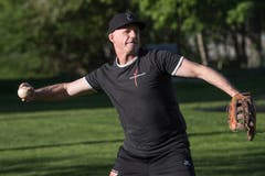 Autor Roger Rüegger beim Training mit dem Nationalliga A-Team der Eagles Luzern. Hier beim Versuch eines Fastballs. Bild: Boris Bürgisser (Luzern, 25. April 2019)