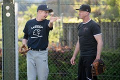Yannick Brot, Spieler der Eagles Luzern und des Nationalkaders erklärt unserem Autor Roger Rüegger den Unterschied zwischen einem Fastball uund einem Curveball. Bild: Boris Bürgisser (Luzern, 25. April 2019)