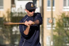 Raphael Strub schlägt präzise Bälle fürs Outfield Training. Bild: Boris Bürgisser (Luzern, 25. April 2019)