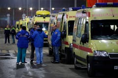 Ambulanzen am Flughafen. (Bild: EPA/SERGEI ILNITSKY)