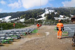 ...Toggenburger Eisenbahnlinie werden neue Leitungsmasten... (Bild: Martin Knoepfel)