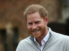 Prinz Harry strahlt: Am Montagnachmittag verkündete er in Windsor vor Journalisten die Geburt seines ersten Sohnes. (Bild: KEYSTONE/AP PA Pool/STEVE PARSONS)