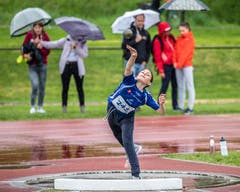 Leila Zeller (Hochwacht Zug) beim Kugelstossen am Nationalen Frühjahrsmeeting auf der Leichtathletik-Anlage Allmend in Zug. (Bild: Patrick Hürlimann, Zug, 4. Mai 2019)