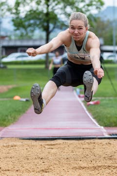 Geraldine Ruckstuhl (STV Altbueron) beim Weitsprung am Nationalen Frühjahrsmeeting auf der Leichtathletik-Anlage Allmend in Zug. (Bild: Patrick Hürlimann, Zug, 4. Mai 2019)