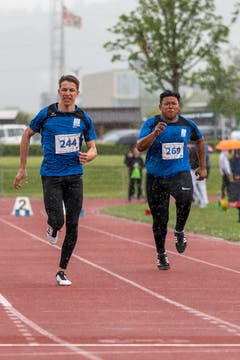 Cyril Amrhein (links) und Jon Paul de Vera (rechts, beide LK Zug), am Nationalen Frühjahrsmeeting auf der Leichtathletik-Anlage Allmend in Zug. (Bild: Patrick Hürlimann, Zug, 4. Mai 2019)