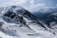 Blick auf die verschneite Tremola. (Bild: Alexandra Wey / Keystone, 6. Mai 2019)