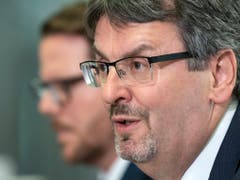 BAV-Direktor Peter Füglistaler, im Hintergrund sei Chefrevisor Pascal Stirnimann. Sie wollen künftig über die korrekte Verwendung von Subventionen wachen. (Bild: KEYSTONE/PETER SCHNEIDER)