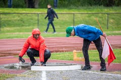 Distanzmessen beim Kugelstossen am Nationalen Frühjahrsmeeting auf der Leichtathletik-Anlage Allmend in Zug. (Bild: Patrick Hürlimann, Zug, 4. Mai 2019)