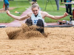 Geraldine Ruckstuhl (STV Altbueron) beim Weitsprung am Nationalen Frühjahrsmeeting auf der Leichtathletik-Anlage Allmend in Zug. (Bild: Patrick Hürlimann, Zug, 4. Mai 2019)