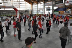 Mit rassigen Schritten werden die Turnerinnen und Turner in eine Tanzchoreographie eingeführt.