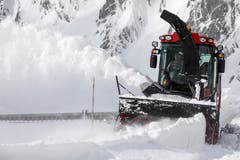 Die Schneefräsen bahnen sich einen Weg in Richtung Gotthardpass auf 2108 Meter über Meer. (Bild: Alexandra Wey / Keystone, 6. Mai 2019)
