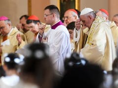 Papst Franziskus (rechts vorne im Bild) hat bei seinem Besuch in Bulgarien Flüchtlinge aus Krisengebieten bei ihrer Suche nach einer neuen Heimat ermutigt. (Bild: KEYSTONE/EPA/VASSIL DONEV)