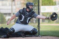 Catcher Eric Elkus fängt einen Ball, der sich weit ausserhalb der Strike Zone befindet. Bild: Boris Bürgisser (Luzern, 25. April 2019)