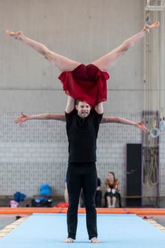 Deborah Bissig, oben, und Lukas Krebs, beide TSV 2001 Rotkreuz, beim Bodenturnen. Impression vom 31. Zuger Getu Cup in der Dreifachturnhalle Ehret in Hünenberg. (Bild: Patrick Hürlimann, Hünenberg, 4. Mai 2019)