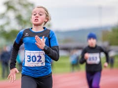 Stella Räber, LKZ, links, beim 1000 Meter am Nationalen Fruehjahrsmeeting auf der Leichtathletik-Anlage Allmend in Zug. (Bild: Patrick Huerlimann, Zug, 4. Mai 2019)