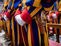 23 neue Schweizergardisten haben im Vatikan ihren Eid geleistet. (Bild: KEYSTONE/TI-PRESS/GABRIELE PUTZU)