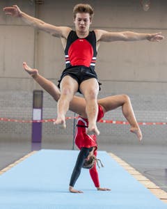 Jasmin Michel, unten, und Christoph Hegglin, beide STV Menzingen, beim Bodenturnen. Impression vom 31. Zuger Getu Cup in der Dreifachturnhalle Ehret in Hünenberg. (Bild: Patrick Hürlimann, Hünenberg, 4. Mai 2019)