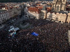 Die Demonstranten forderten auf dem Altstädter Ring in Prag auf Spruchbändern eine unabhängige Justiz und den Rücktritt des 64-Jährigen. (Bild: KEYSTONE/EPA/MARTIN DIVISEK)