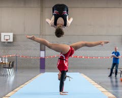 Jasmin Michel, unten, und Christoph Hegglin, beide STV Menzingen, beim Bodenturnen. Impression vom 31. Zuger Getu Cup in der Dreifachturnhalle Ehret in Hünenberg. (Bild: Patrick Hürlimann, Hünenberg, 4. Mai 2019)