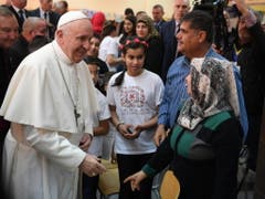 Der Papst besuchte am zweiten Tag seiner Bulgarien-Reise eine Flüchtlingsunterkunft. Franziskus hatte die Bulgaren bereits am Vortag dazu aufgerufen, Migranten aufzunehmen. (Bild: KEYSTONE/EPA ANSA/MAURIZIO BRAMBATTI)