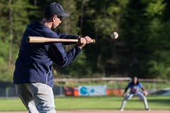 Batter Raphael Strub schlägt auf dem Spielfeld in Reussbühl einen Ball zu Teamkollege Franklin Chavez. Bild: Boris Bürgisser (Luzern, 25. April 2019)