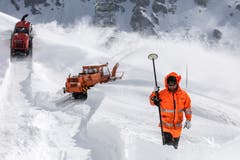 Werner Gnos mit einem GPS-Vermessungsgerät bei den Schneeräumungsarbeiten auf dem Gotthardpass. (Bild: Alexandra Wey / Keystone, 6. Mai 2019)
