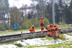 ...nötig ist. Die Bauarbeiter montieren den Mast noch in der Luft. Über 50 Masten...(Bild: Martin Knoepfel)