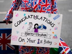 Die Royal-Fans freuen sich über die Geburt des neusten Babys des Königshauses. (Bild: KEYSTONE/EPA/WILL OLIVER)
