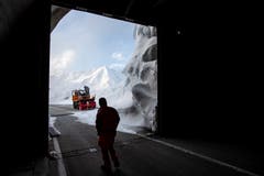 Meterhoch türmen sich die Schneemassen vor einer Galerie. (Bild: Alexandra Wey / Keystone, 6. Mai 2019)