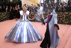 Zendaya (links) and Law Roach an der Met Gala in New York. (Bild: KEYSTONE/EPA/JUSTIN LANE)