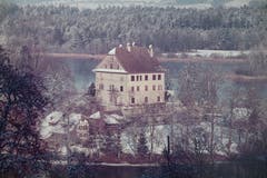 Das Schloss hier um 1980 ohne Kapelle, Ecktürme und Umfassungsmauer. Diese wurden sehr wahrscheinlich Anfang des 19. Jahrhunderts abgerissen. (Bild: Gemeinde Mauensee/ Archiv Markus Lischer)