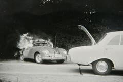 Ein Autounfall bei der Kurve Waldheim. Rechts ein Ford Taunus, genannt «Badewanne». Links ein Porsche 356 Cabriolet, höchstwahrscheinlich aus dem Jahr 1959. (Bild: Archiv Christian Koch/ Gemeinde Mauensee)