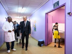 Bundesrat Alain Berset (rechts) spricht mit Jean-Chrysostome Gody, dem Direktor des Kinderspitals in Bangui. (Bild: KEYSTONE/ANTHONY ANEX)