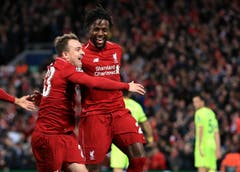 Divock Origi schiesst in der 79. Minute das 4:0 und feiert zusammen mit Xherdan Shaqiri. (Bild: Peter Byrne / AP)