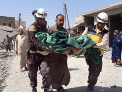 Freiwillige der Helferorganisation Weisshelme bergen ein Opfer nach Luftangriffen auf einen Markt im Dorf Ras al-Ain in der Provinz idlib. (Bild vom 7. Mai). (Bild: KEYSTONE/AP Syrian Civil Defense White Helmets)