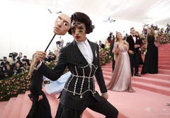 Ezra Miller an der Met Gala in New York. (Bild: KEYSTONE/EPA/JUSTIN LANE)